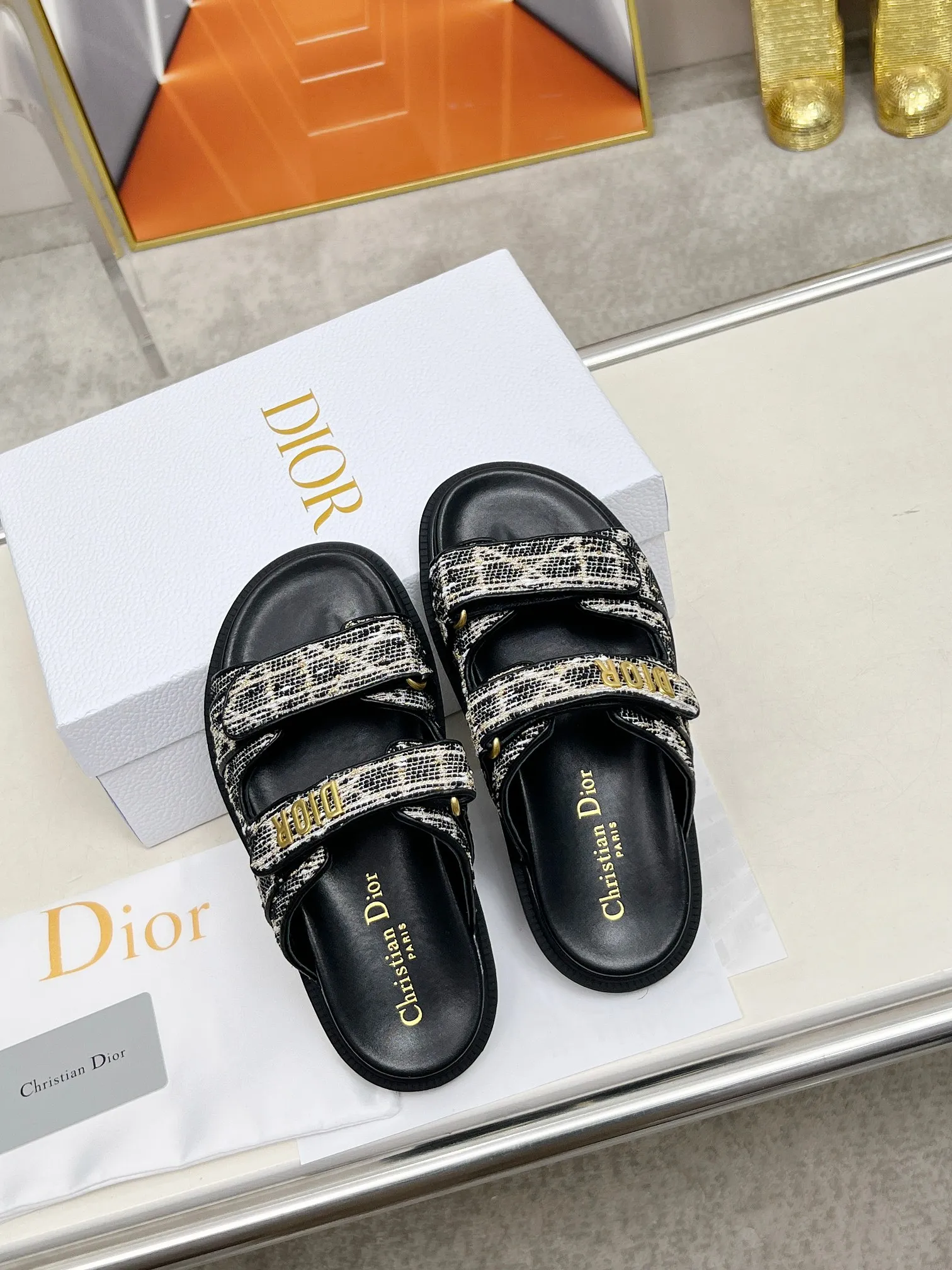 👟👟Ex-factory price 480👟👟Dior👏👏New classic style. 🔥Purchasing-level qualityThick-soled slippers popular in foreign counters. Upper➕Inner: original customized material, original mold opening of sole 1.1 (lightweight, code number 35-40 (41/42 can be customized)